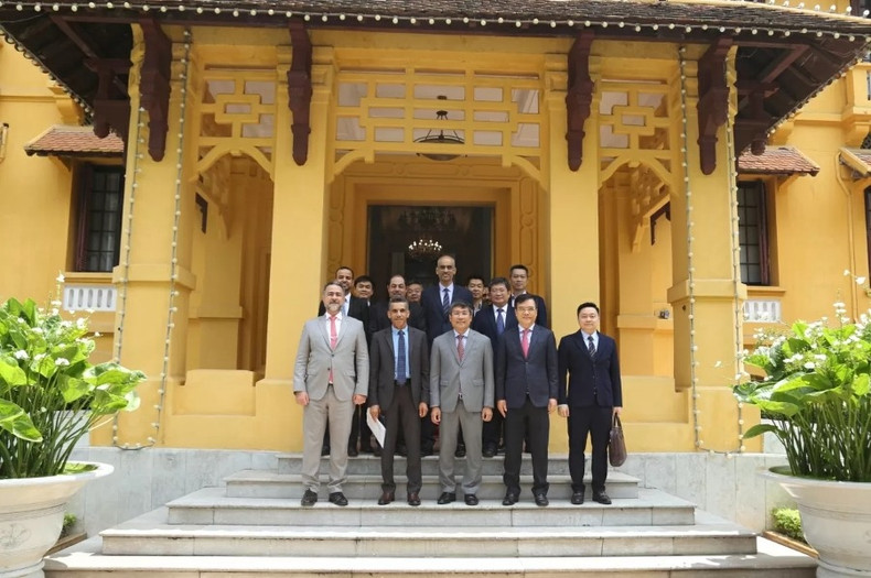 Le vice-ministre permanent Nguyen Minh Vu, les représentants de l’Autorité d’investissement d’Oman et ceux de la SCIC posent pour une photo souvenir. Photo : Thanh Long. Le vice-ministre permanent Nguyen Minh Vu, les représentants de l’Autorité d’investissement d’Oman et ceux de la SCIC posent pour une photo souvenir. Photo : Thanh Long.