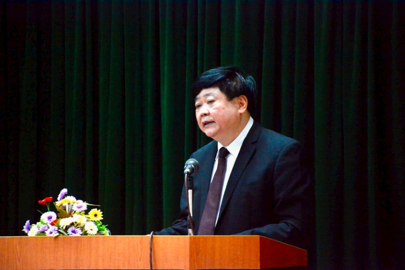 Le professeur associé, docteur et écrivain Nguyen The Ky, vice-président du Conseil central de théorie s’exprime au colloque. Photo : H.Hoàng.