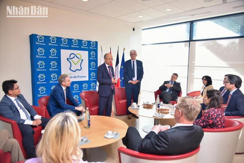 L'ambassadeur Dinh Toàn Thang travaille avec des dirigeants des Hauts-de-France. L'ambassadeur Dinh Toàn Thang travaille avec des dirigeants des Hauts-de-France.