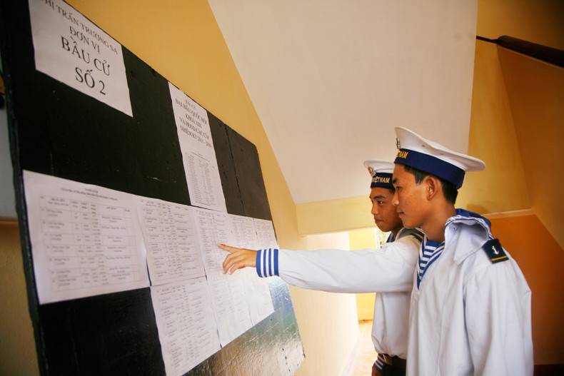 Bureau de vote n°2 pour l’élection de l’Assemblée nationale (XIIIe législature) et des conseils populaires (mandat 2011-2016) sur l’île de Cô Lin. Photo : Pham Ngoc Thành/VnExpress. Bureau de vote n°2 pour l’élection de l’Assemblée nationale (XIIIe législature) et des conseils populaires (mandat 2011-2016) sur l’île de Cô Lin. Photo : Pham Ngoc Thành/VnExpress.