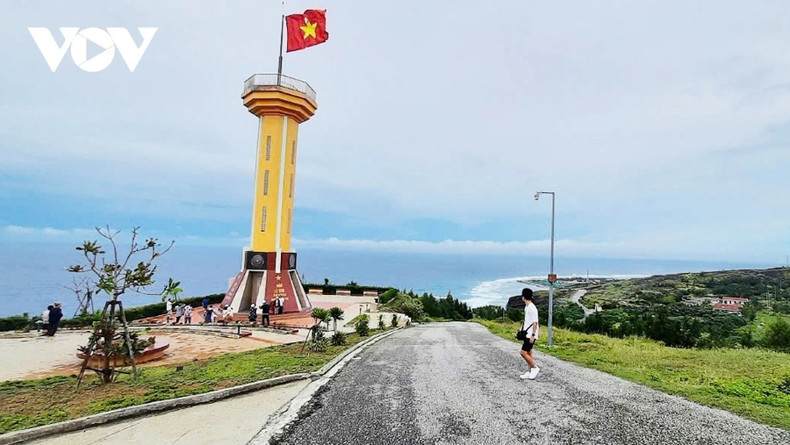 Le mât du drapeau national est un lieu de prédilection pour les visiteurs en quête de photos souvenirs. Photo: VOV Le mât du drapeau national est un lieu de prédilection pour les visiteurs en quête de photos souvenirs. Photo: VOV
