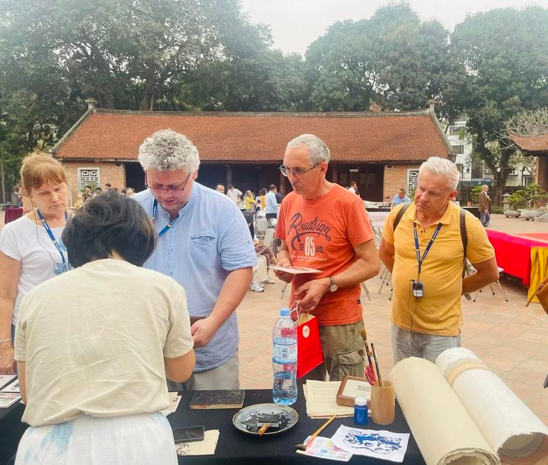 Les visiteurs peuvent également découvrir l’impression traditionnelle sur papier dó. Photo : NDEL. Les visiteurs peuvent également découvrir l’impression traditionnelle sur papier dó. Photo : NDEL.