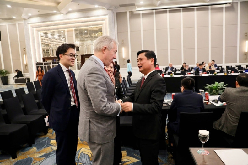 Le vice-président permanent de la Commission centrale des politiques et de la stratégie du Parti, Thai Thanh Quy, reçoit la délégation du Conseil des affaires États-Unis - ASEAN (USABC). Photo: Commission centrale des politiques et de la stratégie du Parti Le vice-président permanent de la Commission centrale des politiques et de la stratégie du Parti, Thai Thanh Quy, reçoit la délégation du Conseil des affaires États-Unis - ASEAN (USABC). Photo: Commission centrale des politiques et de la stratégie du Parti