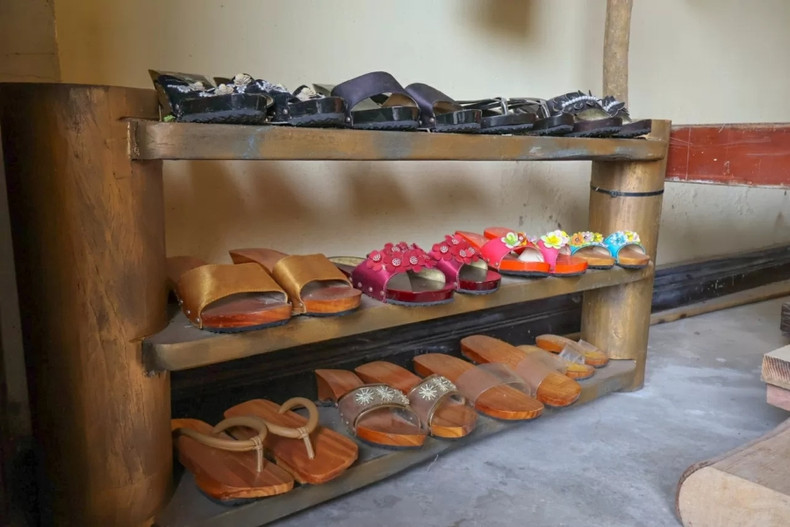 Au-delà de l’áo dài, le musée offre aux visiteurs un aperçu fascinant des sabots en bois vietnamiens (guốc mộc), symbole d’une élégance simple et rustique. Photo : Truc Linh. Au-delà de l’áo dài, le musée offre aux visiteurs un aperçu fascinant des sabots en bois vietnamiens (guốc mộc), symbole d’une élégance simple et rustique. Photo : Truc Linh.