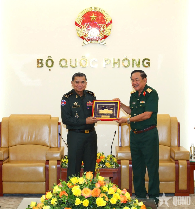Le général de corps d’armée Vo Minh Luong remet un cadeau souvenir au général d’armée Ya Kim Y. Photo : QĐND Le général de corps d’armée Vo Minh Luong remet un cadeau souvenir au général d’armée Ya Kim Y. Photo : QĐND
