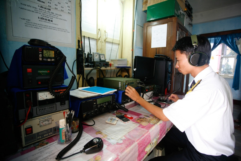 Officiers et soldats en service de communication sur l’île de Cô Lin. Photo: Pham Ngoc Thành/VnExpress. Officiers et soldats en service de communication sur l’île de Cô Lin. Photo: Pham Ngoc Thành/VnExpress.
