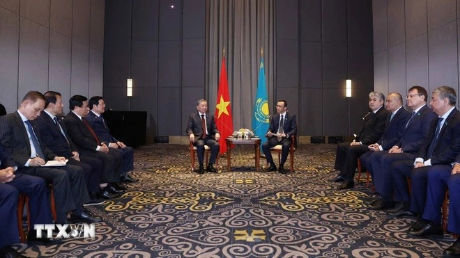 Le secrétaire général du Comité central du Parti communiste du Vietnam To Lam (gauche) rencontre le 5 mai à Astana, le président du Sénat du Kazakhstan, Maulen Ashimbayev. Photo : VNA. Le secrétaire général du Comité central du Parti communiste du Vietnam To Lam (gauche) rencontre le 5 mai à Astana, le président du Sénat du Kazakhstan, Maulen Ashimbayev. Photo : VNA.