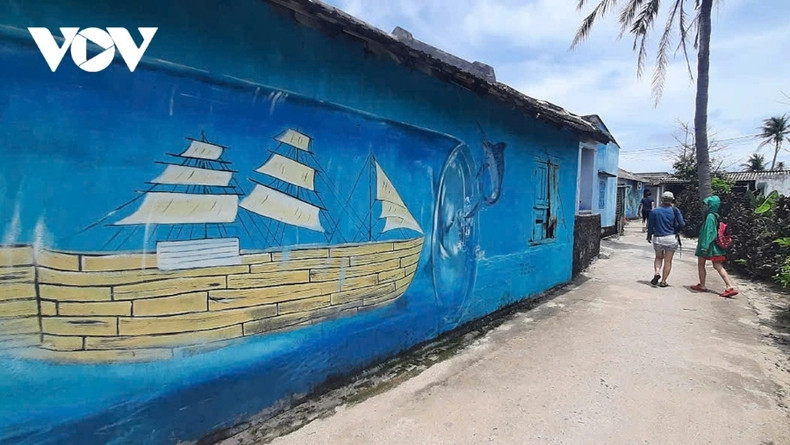 Le village de fresques murales près du port de l’île An Binh attire les amateurs de photographie avec ses peintures colorées. Photo: VOV Le village de fresques murales près du port de l’île An Binh attire les amateurs de photographie avec ses peintures colorées. Photo: VOV