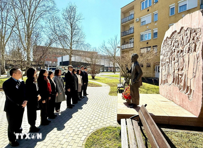 L’ambassadeur du Vietnam en Hongrie, Bui Lê Thai se recueille devant la statue du président Hô Chi Minh à Zalaegerszeg. Photo : VNA.