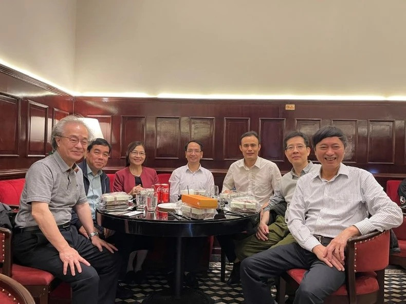 Le professeur Kitamori (à l’extrême gauche) aux côtés de scientifiques vietnamiens lors d’une rencontre. Le professeur Kitamori (à l’extrême gauche) aux côtés de scientifiques vietnamiens lors d’une rencontre.