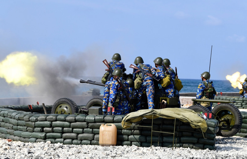 Exercice de tir réel avec un canon de 37 mm lors d’un entraînement de défense sur l’île de Truong Sa Lon en 2022. Photo: Nguyên Tuân Huy/QĐND Exercice de tir réel avec un canon de 37 mm lors d’un entraînement de défense sur l’île de Truong Sa Lon en 2022. Photo: Nguyên Tuân Huy/QĐND