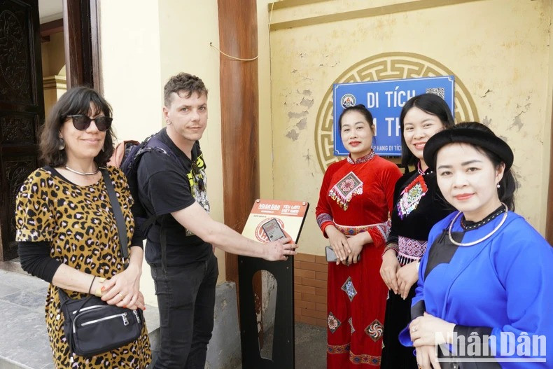 Jean-Denis Dieras, touriste venu de France, se montre enthousiasmé par l’expérience offerte par la station interactive intelligente située sur le site pittoresque de la pagode Tam Thanh. Photo : NDEL. Jean-Denis Dieras, touriste venu de France, se montre enthousiasmé par l’expérience offerte par la station interactive intelligente située sur le site pittoresque de la pagode Tam Thanh. Photo : NDEL.