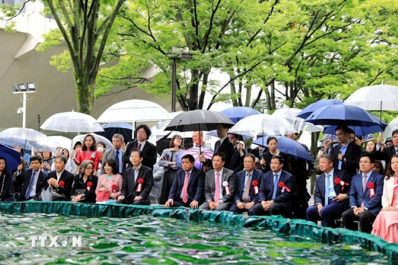 Les délégués vietnamiens et de nombreux invités japonais admirent l'art traditionnel des marionnettes sur l'eau vietnamiennes. Photo : VNA. Les délégués vietnamiens et de nombreux invités japonais admirent l'art traditionnel des marionnettes sur l'eau vietnamiennes. Photo : VNA.
