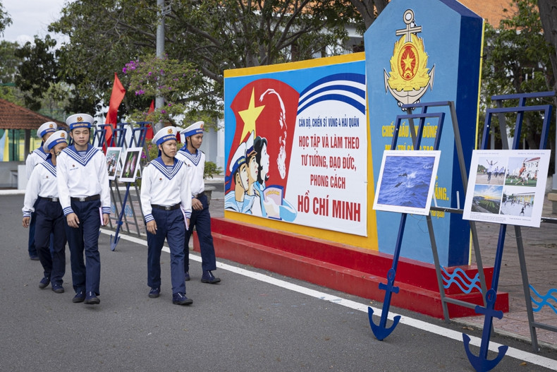 Ces clichés capturent avec force la vie des officiers, soldats et habitants de l’archipel de Truong Sa – des séances d’entraînement aux scènes du quotidien, en passant par les images impressionnantes des marins défendant la souveraineté nationale en mer. Photo: Toquoc Ces clichés capturent avec force la vie des officiers, soldats et habitants de l’archipel de Truong Sa – des séances d’entraînement aux scènes du quotidien, en passant par les images impressionnantes des marins défendant la souveraineté nationale en mer. Photo: Toquoc