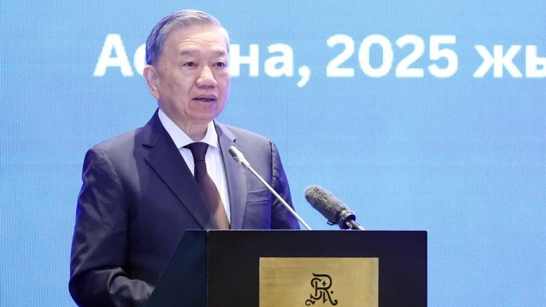 Le secrétaire général du Parti, To Lam, s'exprime lors de la table ronde. Photo : VNA.