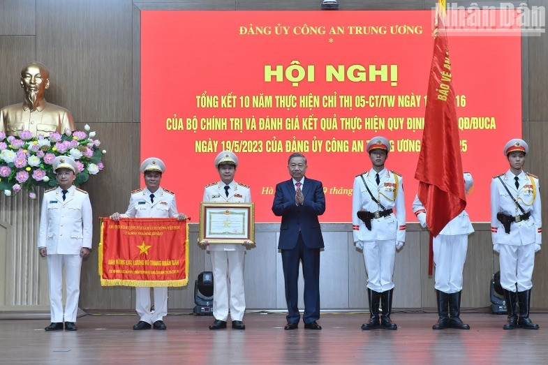 Le secrétaire général To Lam remet le titre de Héros des Forces armées populaires au Département de la cybersécurité et de la prévention de la criminalité liée aux hautes technologies du ministère de la Sécurité publique. Photo : NDEL. Le secrétaire général To Lam remet le titre de Héros des Forces armées populaires au Département de la cybersécurité et de la prévention de la criminalité liée aux hautes technologies du ministère de la Sécurité publique. Photo : NDEL.