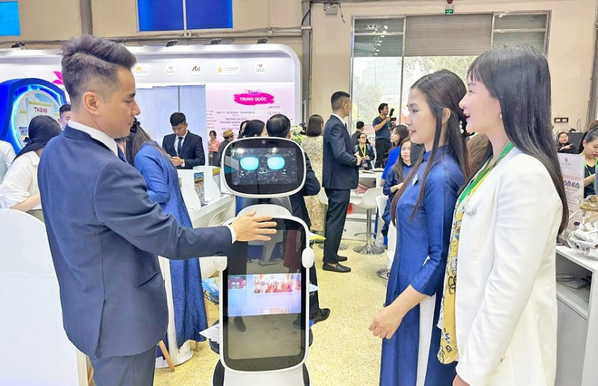 Introduction des robots de service dans l'industrie du tourisme. Photo: hanoimoi.vn