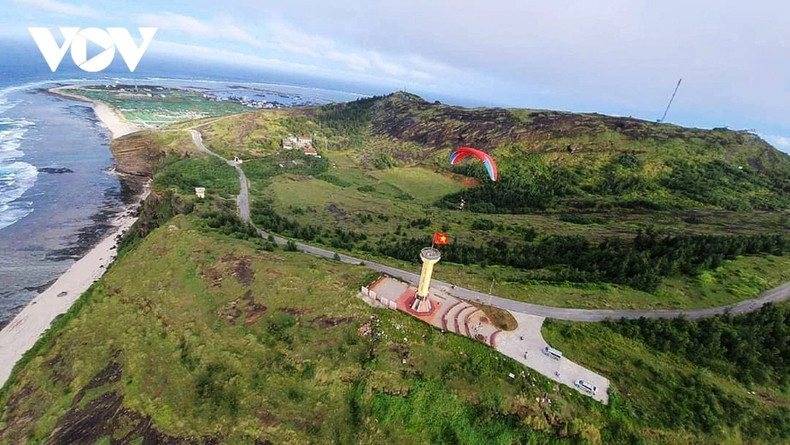Vue aérienne du mât du drapeau national et de l’île Cu Lao Re depuis un parapente. Photo: VOV Vue aérienne du mât du drapeau national et de l’île Cu Lao Re depuis un parapente. Photo: VOV