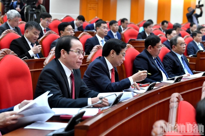 Des délégués au 11e Plénum du Parti communiste du Vietnam du 13e mandat, le 10 avril à Hanoï. Photo : NDEL.