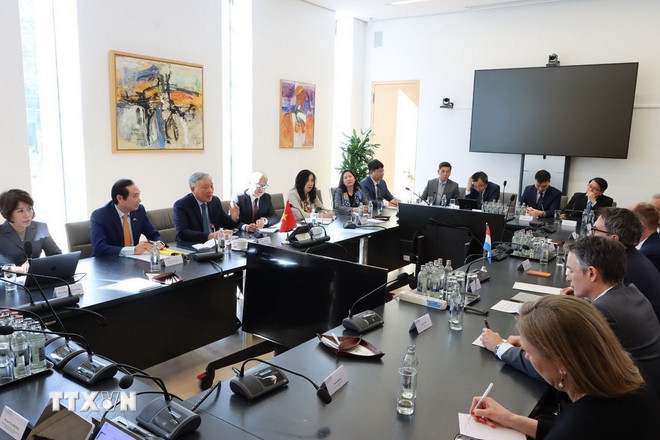 La séance de travail entre le vice-Premier ministre permanent Nguyên Hoa Binh (troisième à partir de la gauche) et le ministre des Finances Gilles Roth. Photo : VNA.