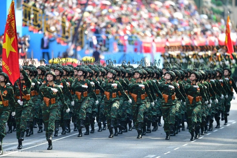 Les unités de parade défilent successivement devant la tribune officielle. Photo: Vnexpress