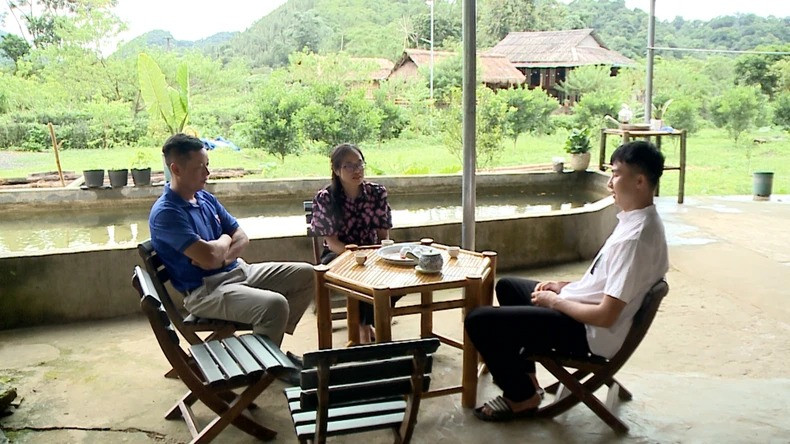 Le modèle de tourisme communautaire de Bui Van Cuong bénéficie du soutien des autorités locales et attire de nombreux jeunes désireux d’apprendre de son expérience. Photo : NDEL. Le modèle de tourisme communautaire de Bui Van Cuong bénéficie du soutien des autorités locales et attire de nombreux jeunes désireux d’apprendre de son expérience. Photo : NDEL.