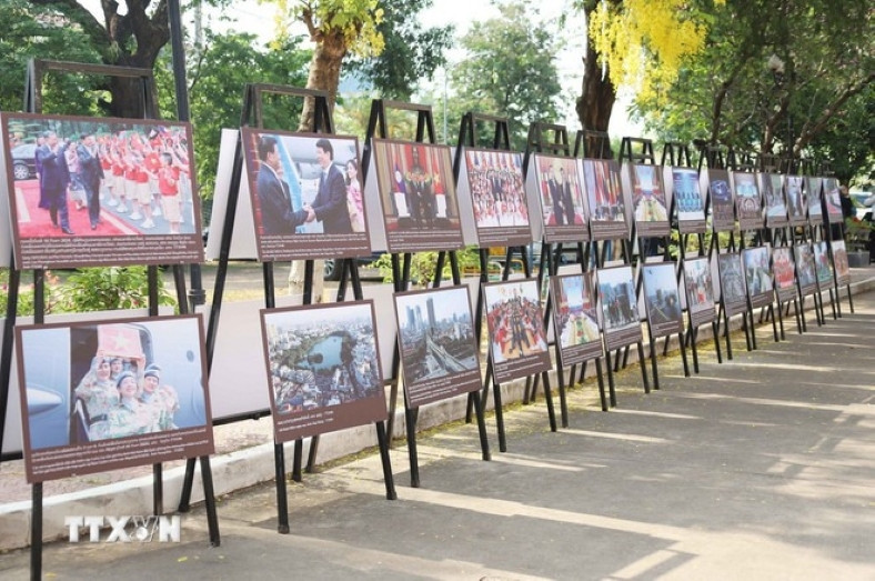L'exposition de photos au Laos sur la Libération du Sud et la Réunification nationale. Photo: VNA L'exposition de photos au Laos sur la Libération du Sud et la Réunification nationale. Photo: VNA