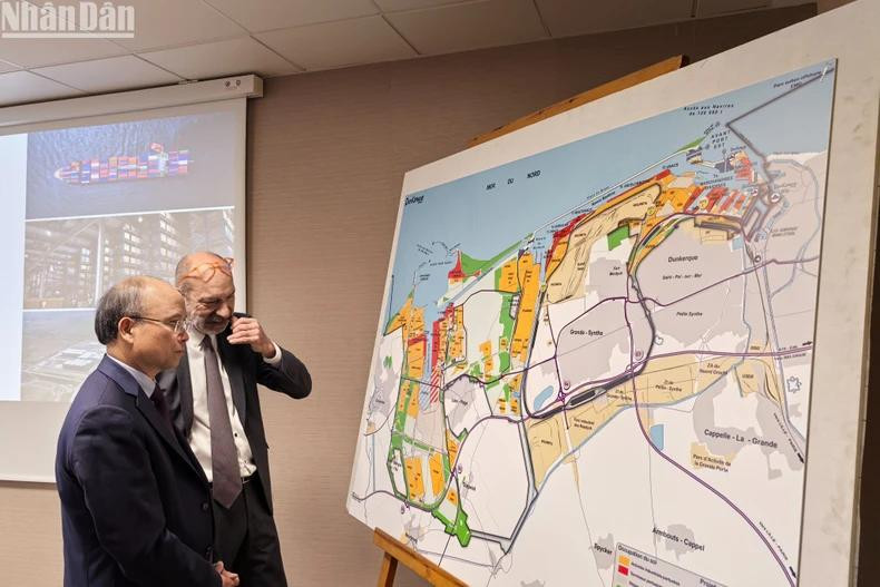 Maurice Georges, président du Port de Dunkerque, présente des projets industriels d'envergure et évoque le potentiel de coopération dans le secteur logistique pour aider les marchandises vietnamiennes à accéder plus facilement aux marchés européens. Maurice Georges, président du Port de Dunkerque, présente des projets industriels d'envergure et évoque le potentiel de coopération dans le secteur logistique pour aider les marchandises vietnamiennes à accéder plus facilement aux marchés européens.