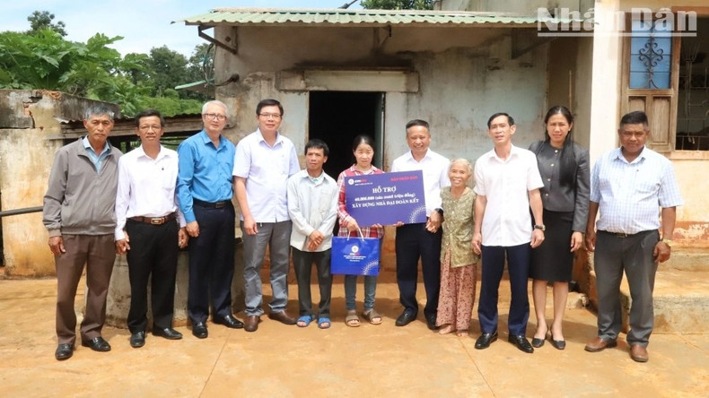 Des représentants du Comité du Parti du district de Krong Buk et du Comité du Parti de la commune de Tan Lap étaient présents à la cérémonie de remise de l’aide pour la construction de la maison de la grande union nationale. Photo : NDEL. Des représentants du Comité du Parti du district de Krong Buk et du Comité du Parti de la commune de Tan Lap étaient présents à la cérémonie de remise de l’aide pour la construction de la maison de la grande union nationale. Photo : NDEL.