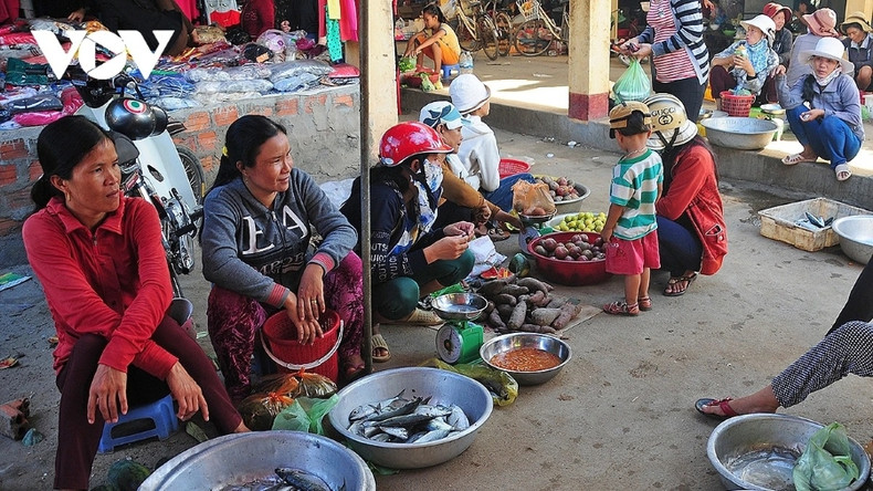 ... et acheter directement à bord des fruits de mer frais pour un festin improvisé. Photo: VOV ... et acheter directement à bord des fruits de mer frais pour un festin improvisé. Photo: VOV