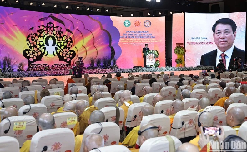 Le président Luong Cuong prend la parole lors de l'ouverture du Vesak. Photo : NDEL. Le président Luong Cuong prend la parole lors de l'ouverture du Vesak. Photo : NDEL.