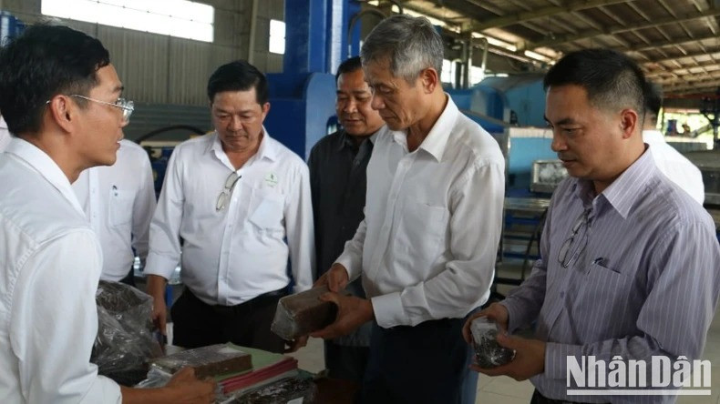 L'ambassadeur Nguyễn Minh Vũ visite l'usine de transformation des entreprises de caoutchouc du Cluster I appartenant au Groupe de l'Industrie du Caoutchouc du Vietnam. Photo: NDEL L'ambassadeur Nguyễn Minh Vũ visite l'usine de transformation des entreprises de caoutchouc du Cluster I appartenant au Groupe de l'Industrie du Caoutchouc du Vietnam. Photo: NDEL
