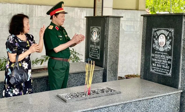 Chaque mois d’avril, la famille du le colonel colonel général Nguyên Huy Hiêu rend hommage et dépose des offrandes à la tombe de Mẹ Sáu Ngẫu à Lai Thiêu. (Photo fournie par le colonel général Nguyên Huy Hiêu)