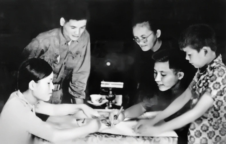 Le colonel général Nguyên Huy Hiêu (deuxième à partir de la gauche), et le commissaire politique Trinh Van Thu, reçoivent de Mẹ Sáu Ngẫu la carte dans la nuit du 29 avril 1975 à Lai Thiêu. (Photo fournie par le colonel général Nguyên Huy Hiêu)