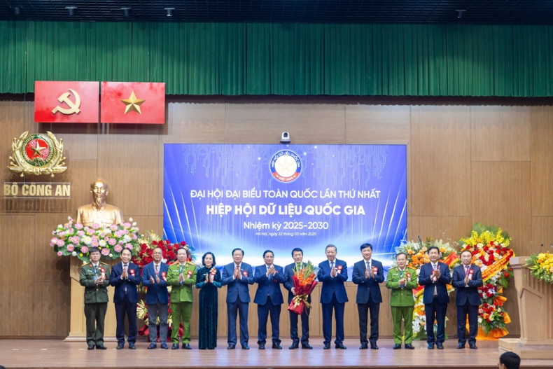 Le secrétaire général Tô Lâm et le Premier ministre Pham Minh Chinh félicitent le comité permanent de l'Association nationale des données pour le mandat 2025-2030. Photo : VGP. Le secrétaire général Tô Lâm et le Premier ministre Pham Minh Chinh félicitent le comité permanent de l'Association nationale des données pour le mandat 2025-2030. Photo : VGP.
