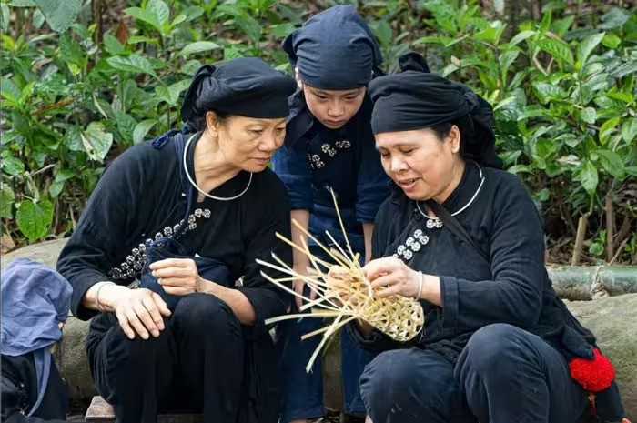 Les femmes Tày tressent des paniers en rotin et en bambou. Photo: baoquocte Les femmes Tày tressent des paniers en rotin et en bambou. Photo: baoquocte