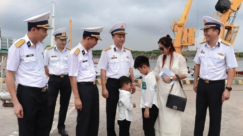 Mme Thuy Duong et ses enfants au quai du port. Mme Thuy Duong et ses enfants au quai du port.