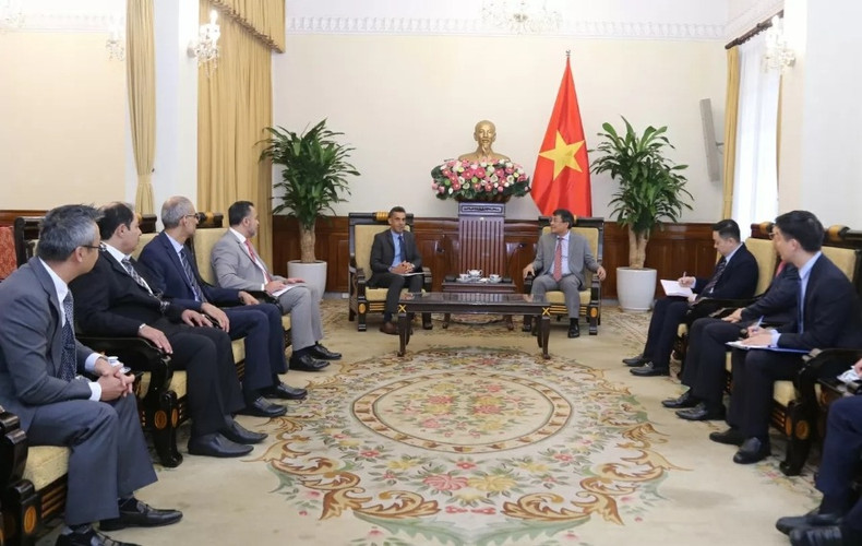 Vue d’ensemble de la rencontre entre le vice-ministre permanent Nguyen Minh Vu et le vice-président de l’Autorité d’investissement d’Oman (OIA), Nasser bin Suliman Al Harthi. Photo : Thanh Long. Vue d’ensemble de la rencontre entre le vice-ministre permanent Nguyen Minh Vu et le vice-président de l’Autorité d’investissement d’Oman (OIA), Nasser bin Suliman Al Harthi. Photo : Thanh Long.