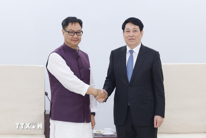 Le président Luong Cuong (droite) et le ministre indien Kiren Rijiju. Photo : VNA. Le président Luong Cuong (droite) et le ministre indien Kiren Rijiju. Photo : VNA.