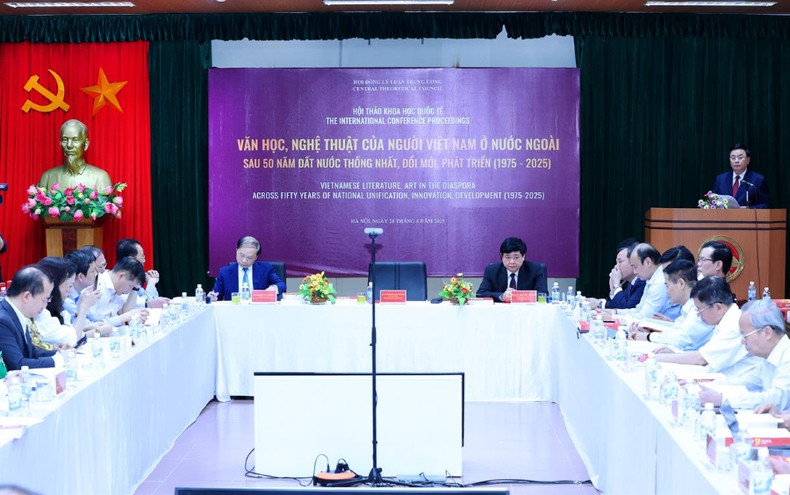 Colloque sur la littérature et les arts des Vietnamiens et personnes d'origine vietnamienne vivant à l'étranger, après 50 ans d'unification, de rénovation et de développement du pays. Photo : Académie nationale de politique Hô Chi Minh.