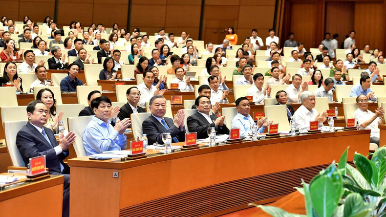 Le secrétaire général Tô Lâm et les dirigeants du Parti et de l’État assistent à la conférence. Photo: NDEL Le secrétaire général Tô Lâm et les dirigeants du Parti et de l’État assistent à la conférence. Photo: NDEL