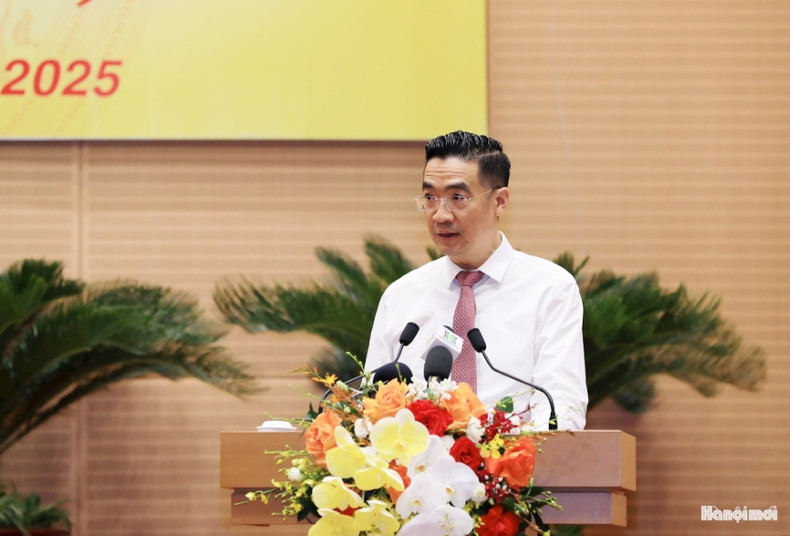 Le directeur du Service de l’Urbanisme et de l’Architecture de Hanoï, Nguyen Trong Ky Anh, présente le rapport. Photo : Viet Thanh. Le directeur du Service de l’Urbanisme et de l’Architecture de Hanoï, Nguyen Trong Ky Anh, présente le rapport. Photo : Viet Thanh.