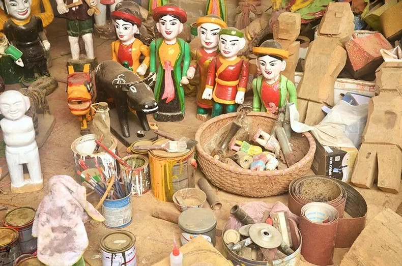 L'atelier de fabrication des marionnettes aquatiques de l'artisan avec ses outils artisanaux. Photo: baoquocte L'atelier de fabrication des marionnettes aquatiques de l'artisan avec ses outils artisanaux. Photo: baoquocte
