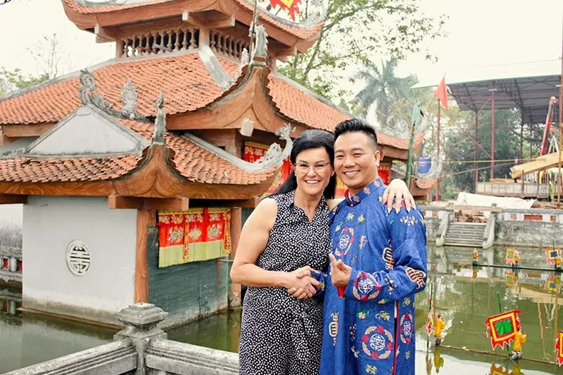 Mme. Emma vient apprécier et participer à une performance de marionnettes aquatiques au village Dào Thuc. Photo: baoquocte Mme. Emma vient apprécier et participer à une performance de marionnettes aquatiques au village Dào Thuc. Photo: baoquocte