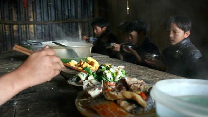 Ces repas complets réchauffent le cœur des élèves issus de milieux modestes à Muong Tè, leur permettant d’étudier en toute sérénité, tandis que les parents peuvent envoyer leurs enfants en internat avec davantage de confiance.