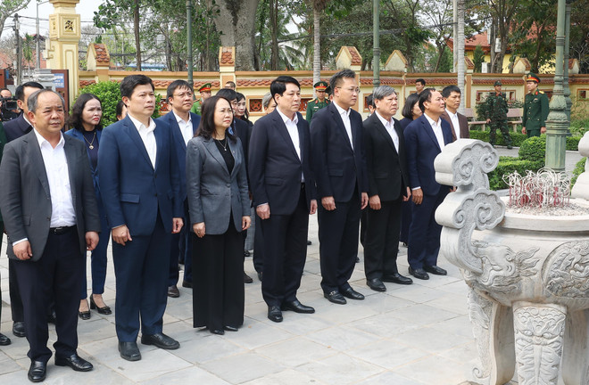 Le président Luong Cuong et la mission de travail sont allés offrir de l'encens au site commémoratif du secrétaire général Nguyen Van Linh. Photo : VNA Le président Luong Cuong et la mission de travail sont allés offrir de l'encens au site commémoratif du secrétaire général Nguyen Van Linh. Photo : VNA