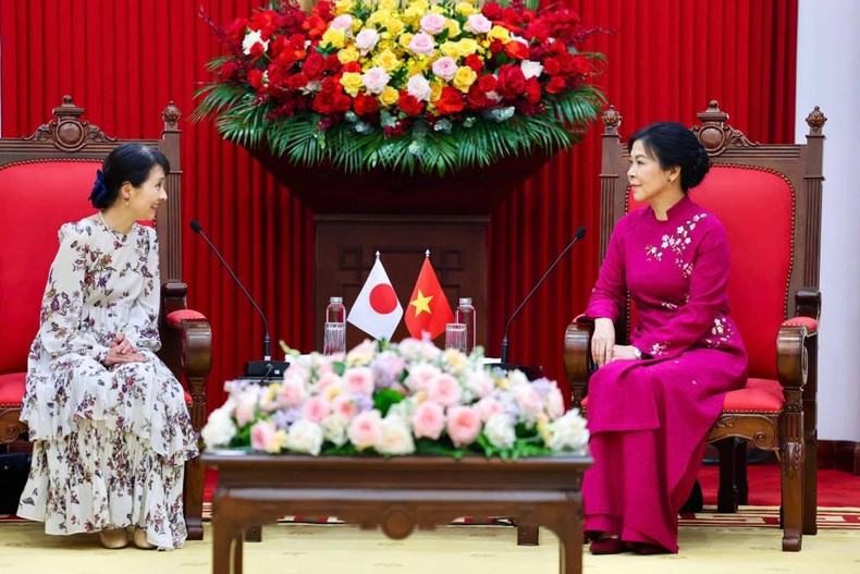 L'épouse du secrétaire général du Parti communiste vietnamien (PCV), Ngô Phuong Ly (droite), reçoit le 27 avril à Hanoï l'épouse du Premier ministre japonais Ishiba Shigeru, Ishiba Yoshiko. Photo : VNA. L'épouse du secrétaire général du Parti communiste vietnamien (PCV), Ngô Phuong Ly (droite), reçoit le 27 avril à Hanoï l'épouse du Premier ministre japonais Ishiba Shigeru, Ishiba Yoshiko. Photo : VNA.