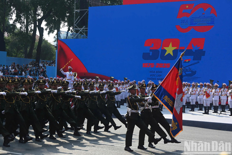 Des représentants des Forces armées royales cambodgiennes (FARC) au défilé. Des représentants des Forces armées royales cambodgiennes (FARC) au défilé.