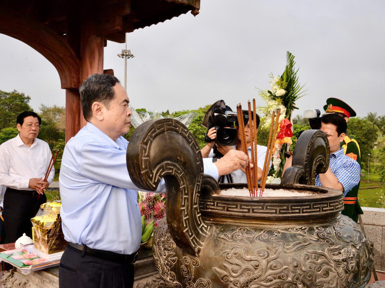 Le plus haut législateur et les délégués ont offert de l'encens et des fleurs pour commémorer les martyrs héroïques et les compatriotes à l'ancienne citadelle de Quang Tri. Photo : quochoi. Le plus haut législateur et les délégués ont offert de l'encens et des fleurs pour commémorer les martyrs héroïques et les compatriotes à l'ancienne citadelle de Quang Tri. Photo : quochoi.