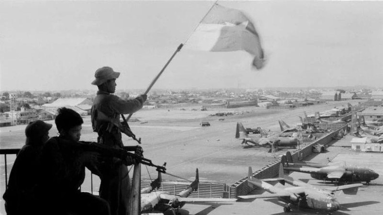 Le drapeau de l'Armée de libération flotte à l'aéroport de Tan Son Nhat, le 30 avril 1975. Photo : VNA. Le drapeau de l'Armée de libération flotte à l'aéroport de Tan Son Nhat, le 30 avril 1975. Photo : VNA.